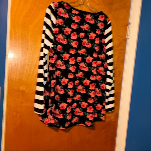 LuLaRoe Lynnae PINK ROSES & BLACK & WHITE STRIPED Long Sleeve Top FLORAL Large - Picture 2 of 3